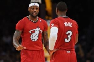 哪件圣诞球衣最好看？大logo短袖遭诟病 “圣诞贺卡”成经典