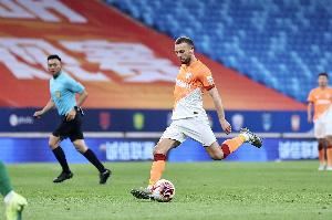 青岛记者：萨里奇上周回欧洲疗伤本周便已归队，速度之快始料未及