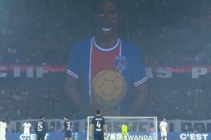 球迷展示巨型TIFO，庆祝登贝莱喜提金球奖和恩里克获颁克鲁伊夫奖