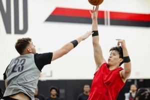 持续进步！开拓者训练营第三日返图：杨瀚森对位克林根