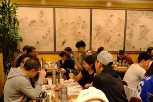 赛后吃夜宵？团队成员：杨瀚森那天是吃晚饭&喝的清汤 没吃烤肉