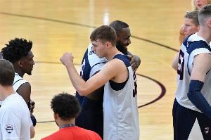 拓记:目前弗拉格的数据和詹姆斯新秀赛季接近 媒体们太过着急